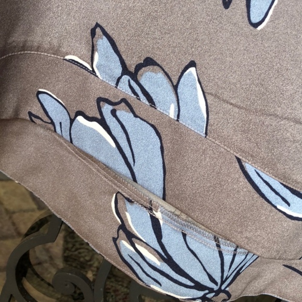 The limited NWT gray/blue bold floral dressy top - Picture 6 of 8